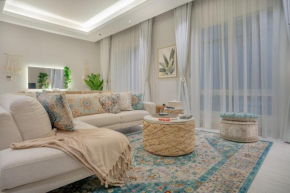 Bohemian 3BR Majdiah Apt - Prime Location - Pool & Gym - Keyless Self Entry